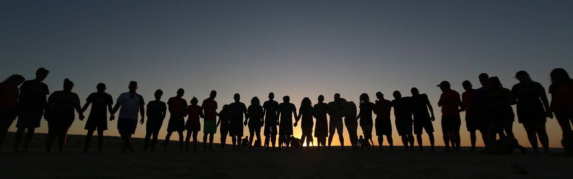 Quelle: pixabay.com / josephredfield, https://pixabay.com/de/photos/menschen-freunde-zusammen-gl%C3%BCcklich-4050698/